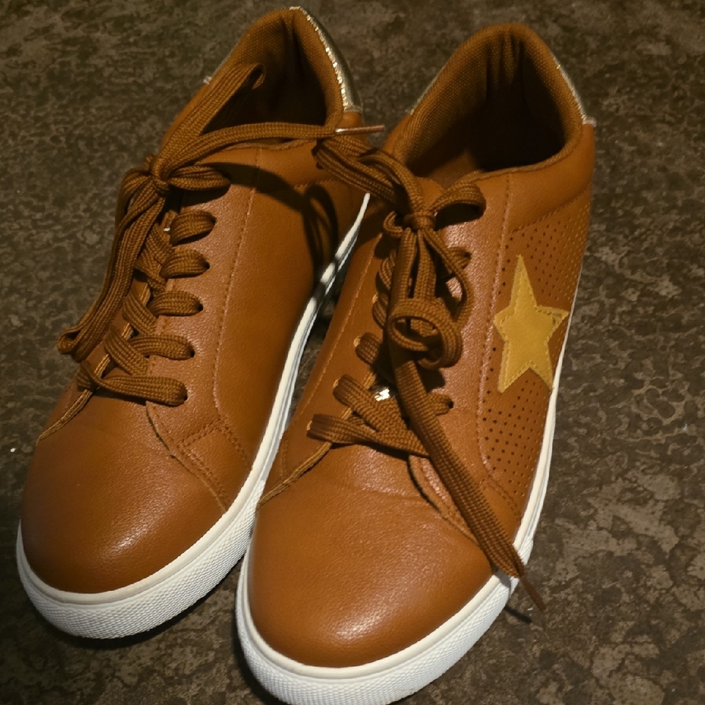 Outwoods Brown Star Sneakers